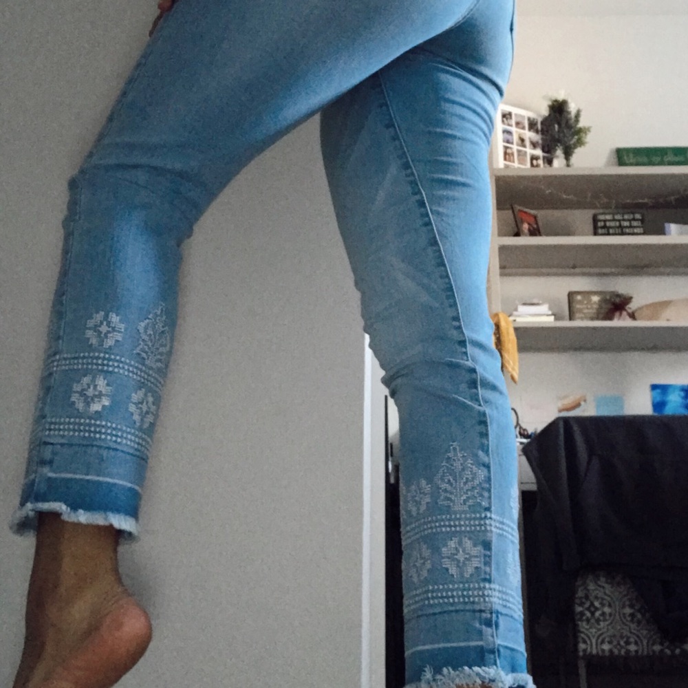 BLUE JEANS WITH DETAILED/FRINGE BOTTOM